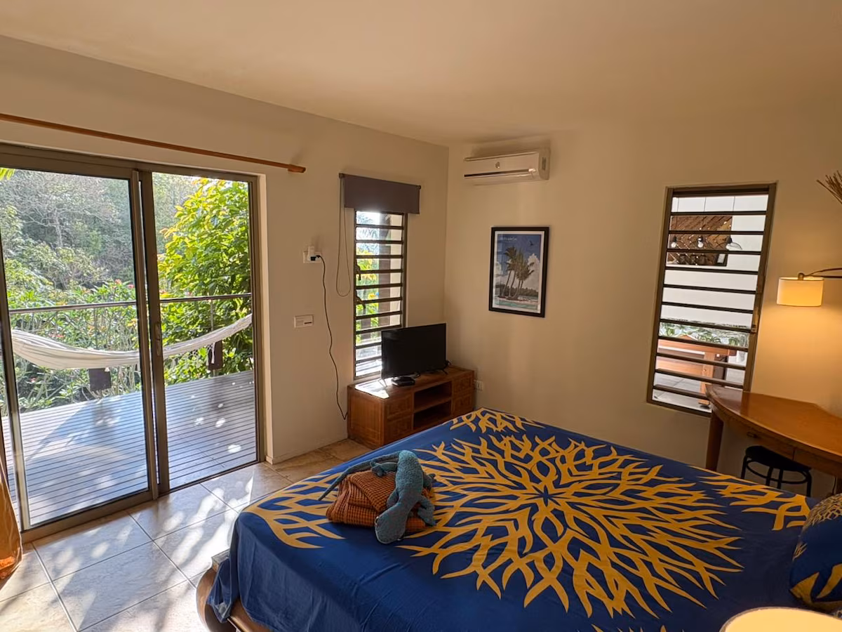 La chambre climatisée de MIRI48 ouverte sur le deck