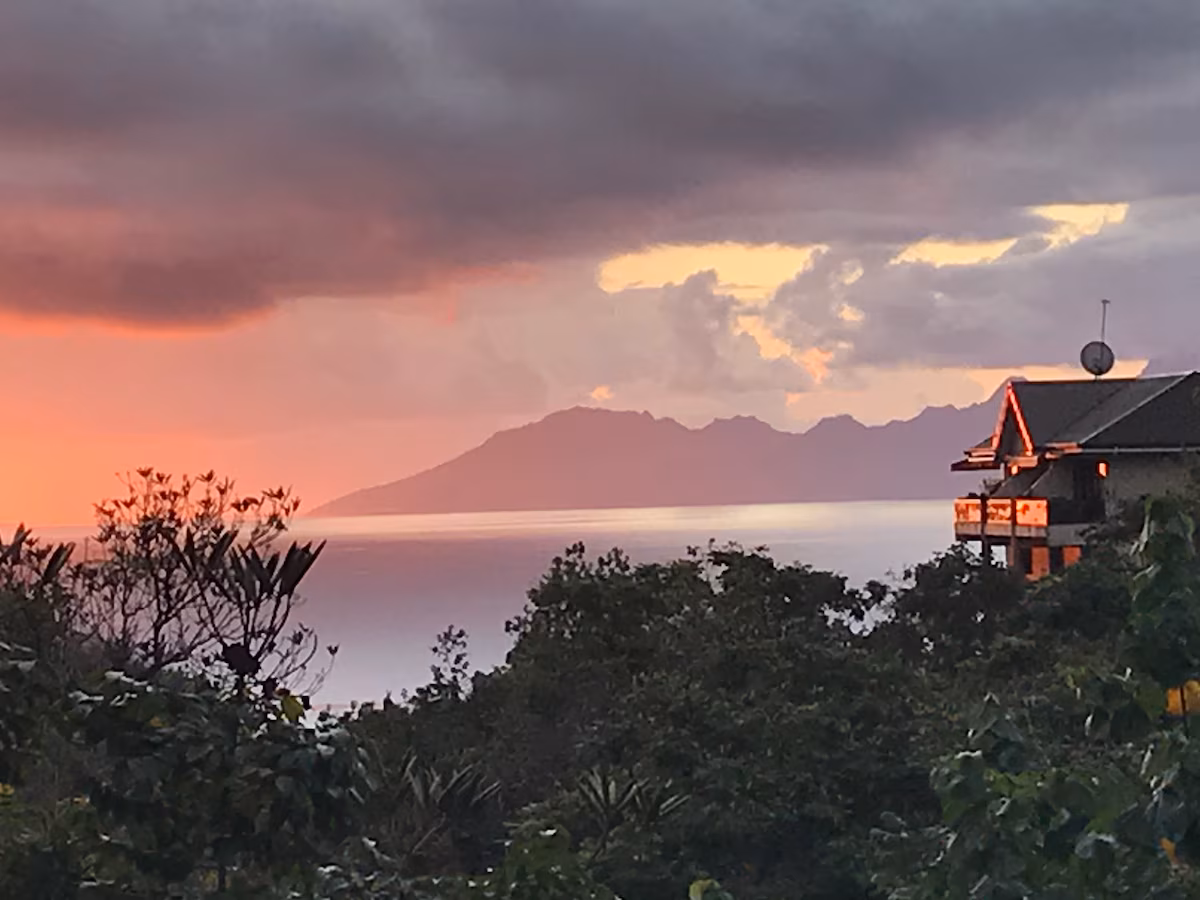 Coucher de soleil sur Moorea depuis les hauteurs de Punaauia