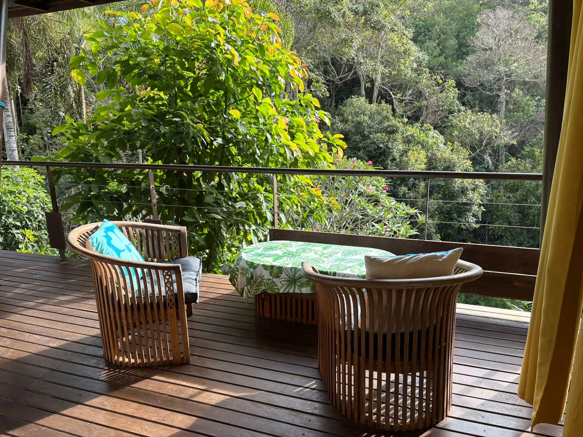 Le salon sur deck couvert de MIRI48, vue sur la végétation