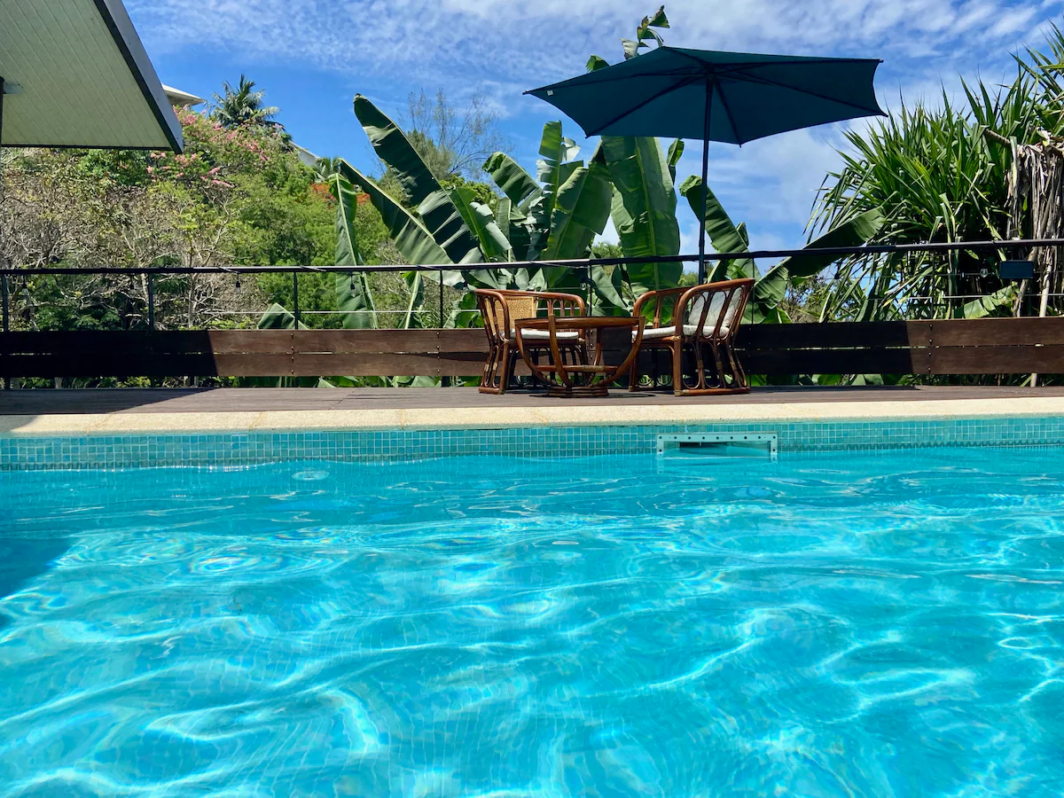 La piscine de MIRI48 ouverte sur la végétation tropicale de Punaauia